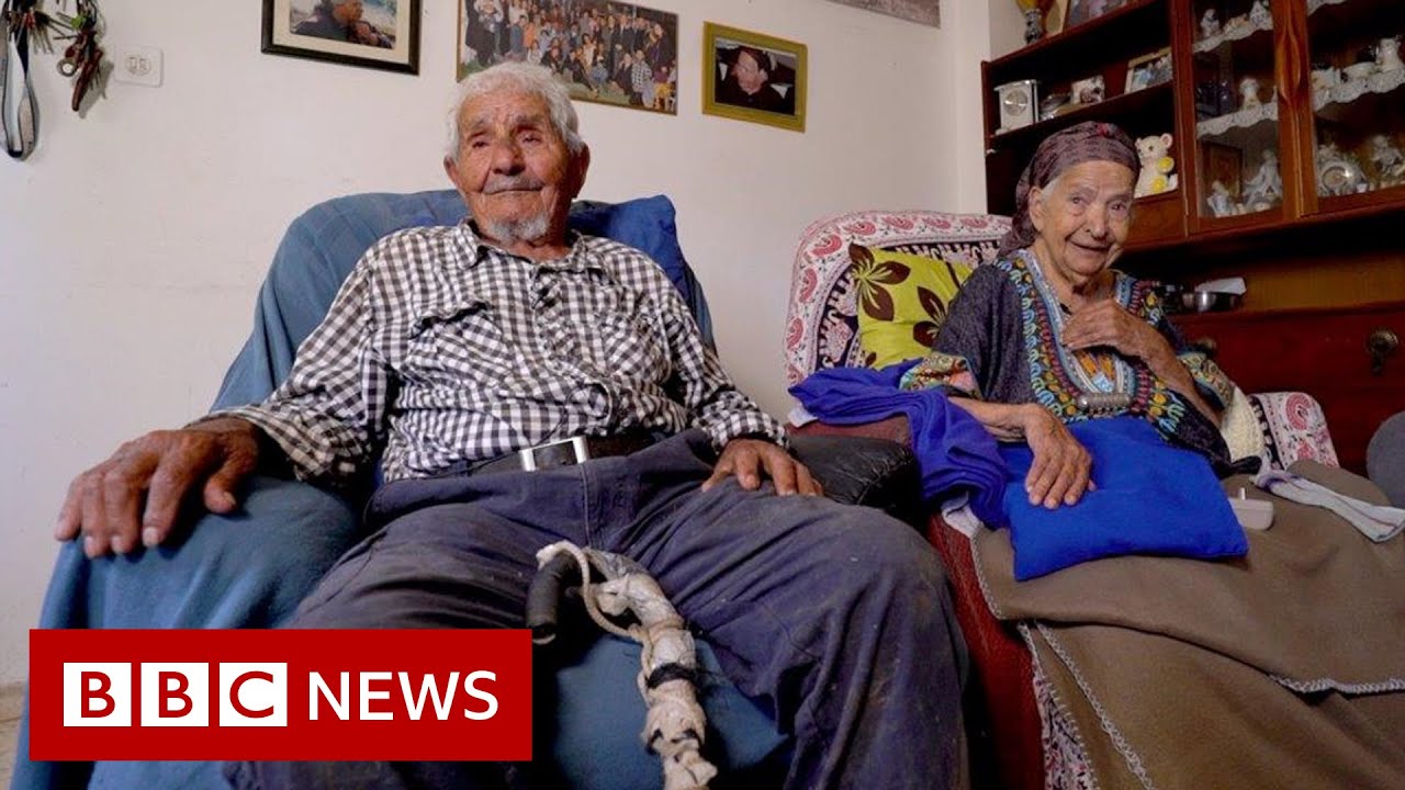 Couple married for 91 years and still in love - BBC News
