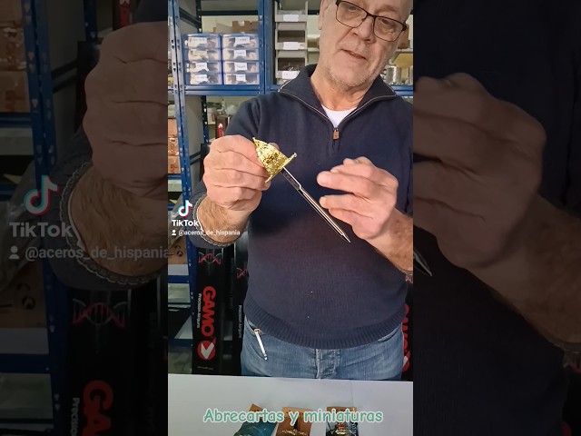 Vídeo relacionado con Witcher Espada en miniatura con soporte de caballero Espada de acero Riva, Abrecartas espada con soporte para bolígrafo de resina, Espada en miniatura