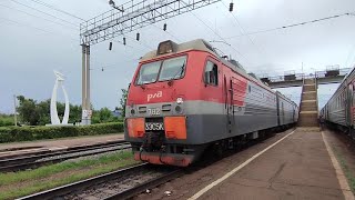 Электровоз 3ЭС5К-782 с полувагонами проходит станцию Ружино