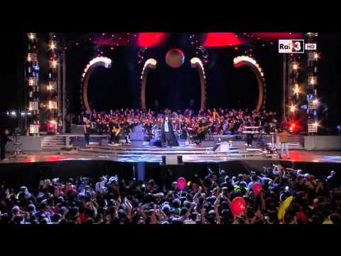 CAPAREZZA (parte1 di 2) al concerto del Primo Maggio 2011 HD720p