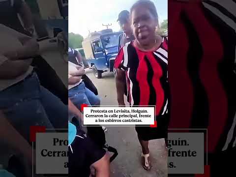 Pobladores en Holguín cierran las calles para exigir el fin de los apagones y la miseria.