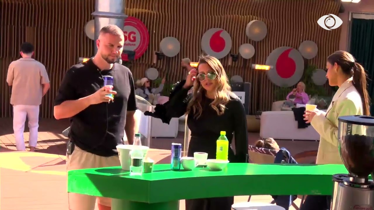 Banorët shijojnë muzikën nën rrezet e diellit