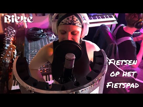 Bieke - Fietsen Op Het Fietspad (Official Video)