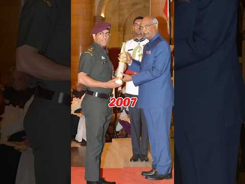 जब राष्ट्रपति अवार्ड देते वक्त किसी से हाथ मिलाए तो वह शख्स सिर्फ MS धोनी ही हो सकते हैं #shorts