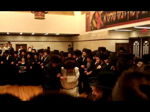 Krula rabbi dancing with chusen by shava bruches