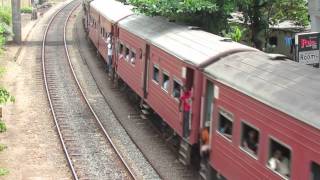 preview picture of video 'SLR's Class M7 800 with the Kalutara Slow Train at Mt.Lavinia'