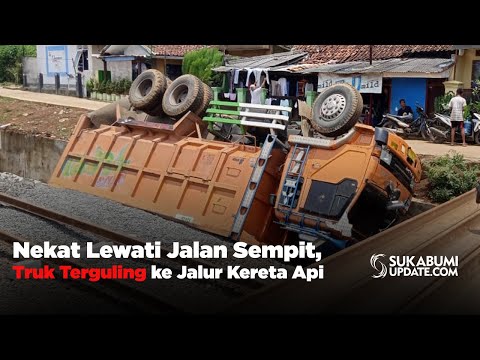 Nekat Lewati Jalan Sempit, Truk Terguling ke Jalur Kereta Api