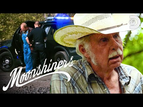 Crime and Shine🚨| Moonshiners | Discovery