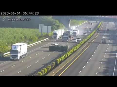 Tesla con Autopilot centra il Tir ribaltato in autostrada