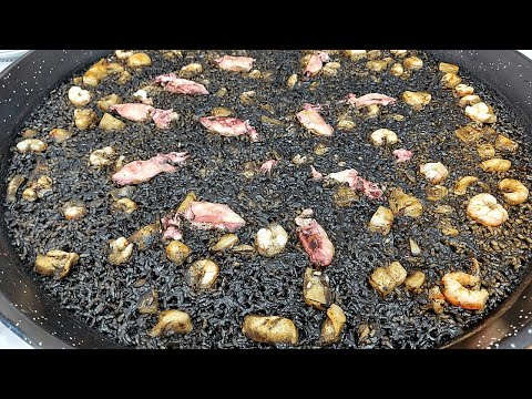 PAELLA de ARROZ NEGRO con ALIOLI | Receta deliciosa de PAELLA NEGRA