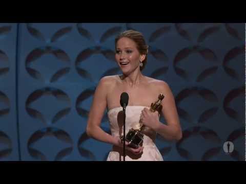 Jennifer Lawrence recogiendo el Oscar a la Mejor actriz por su interpretación en El lado bueno de las cosas