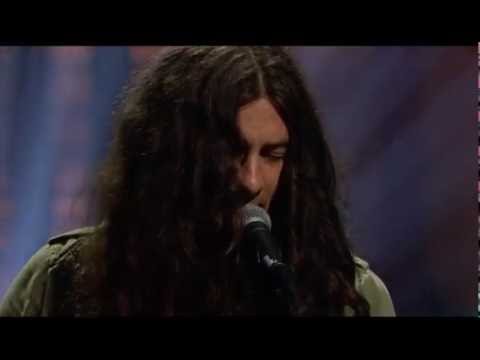 Kurt Vile & The Violators perform "Pretty Pimpin" on Conan in Original Fuzz straps