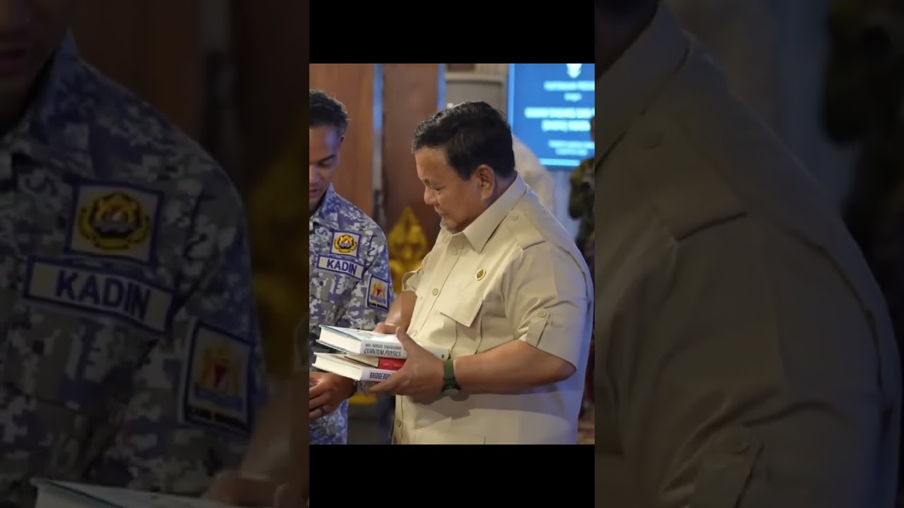 Dad bought a lot of books🥰#prabowosubianto #prabowo