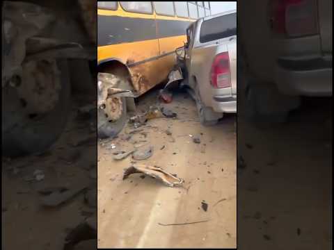 ÔNIBUS ESCOLAR E HILUX COLIDEM NA ZONA RURAL DE GUARATINGA; MOTORISTA FICA FERIDO