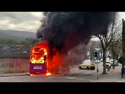 Krawalle in Belfast: Protestanten stecken Doppeldeckerbus in Brand