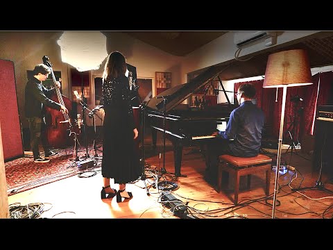 Salome Moana Trio - Inútil Paisagem (Live Session)