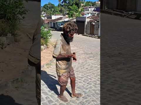 Esse rapaz mora no lixo na cidade de rio formoso Pernambuco  autoridades da cidade