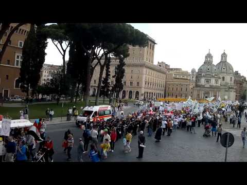Marcia Nazionale per la vita. Poco dopo l'altare della patria