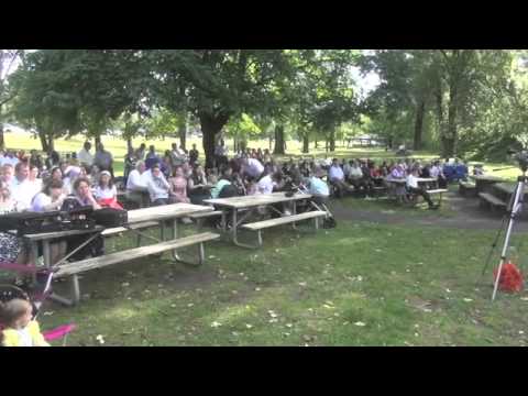 In haine albe sunt imbracati - botez 7-27-2014 Biserica Golgota Portland Oregon