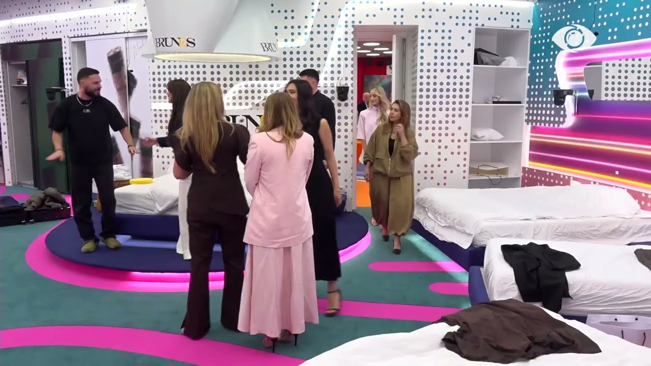 Jam Selin, më kreh pak flokët/ Salsano Rrapi batuta me Mirin teksa qëndrojnë mbi krevat