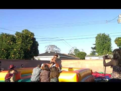 Ivancito en el toro mecanico