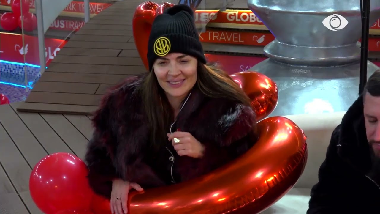 Vijon atmosfera festive në shtëpi, banorët këndojnë këngë italiane