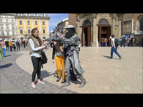 Artysta uliczny - mim bawi, rozśmiesza turystów w Krakowie na Rynku Głównym 2013
