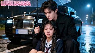 Het meisje wordt in het openbaar bedrogen, maar de volgende seconde kust haar koude oom haar diep!