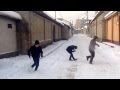 Дети играют на улице снежком 