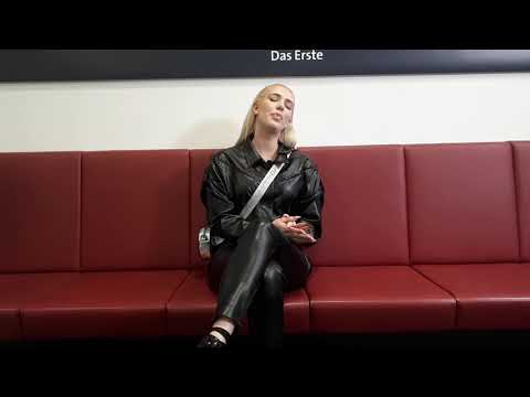 Aly Ryan singt "You Let Me Walk Alone"