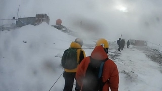 夜、「しらせ」のサーチライトで浮かび上がる吹雪。