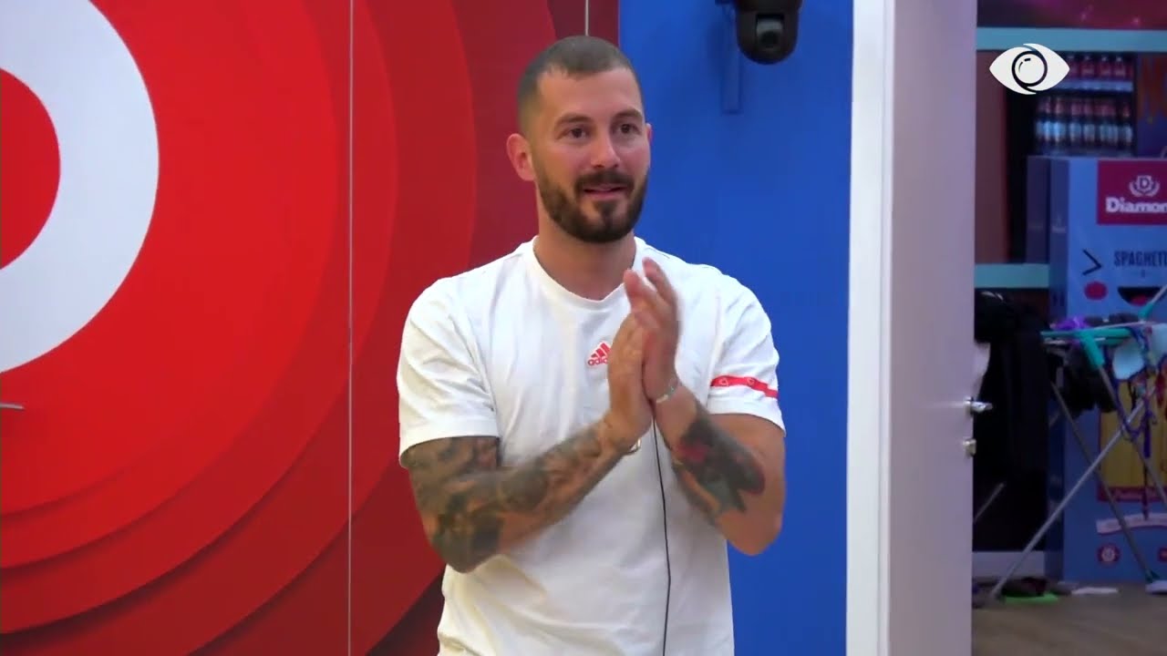 Në shtëpi vendoset kënga e tij dhe e Artës, Romeo përlotet