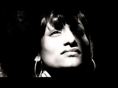 Sandra Kumuduni - Everybody Hurts (acoustic cover)