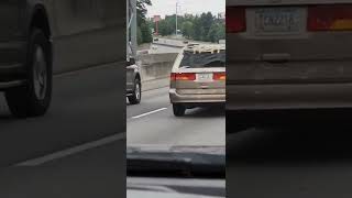 Download lagu Mobil van di jalan tol dengan ban yang bergoyang-goyang. mp3 Download lagu Mobil van di jalan tol dengan ban yang bergoyang-goyang. mp3