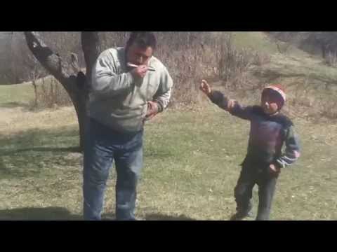 Vasile canta, Marin joaca( tata si fiu)