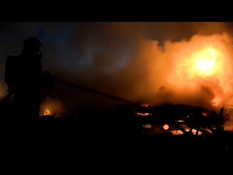 Paar brandjes tijdens Nieuwjaarsnacht in noordoost Fryslân, brandweer laat omstanders ook blussen