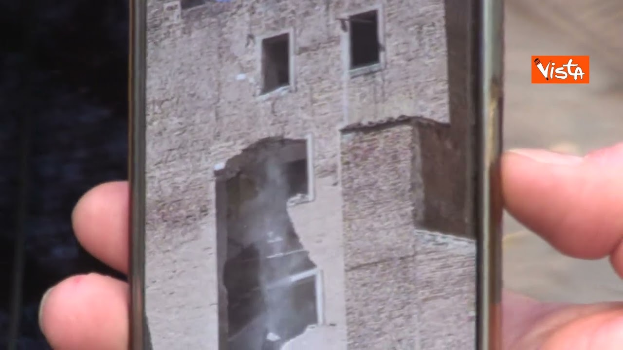 Il momento del secondo crollo della Torre dei Conti a Roma