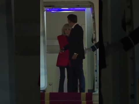 Un manotazo de Brigitte Macron a su marido Emmanuel, presidente francés, se hace viral en redes













