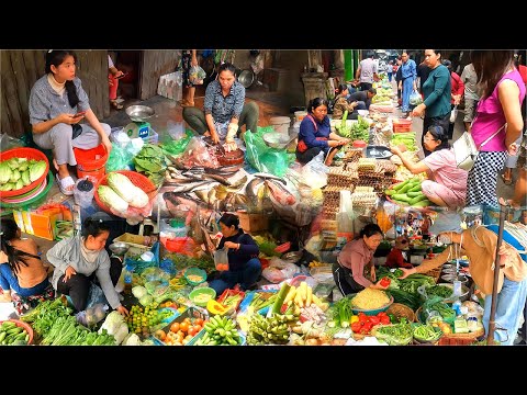 O mercado cambojano oferece muita comida. Alimentos vegetais frescos. Peixe fresco. Frutos do mar frescos e muito mais