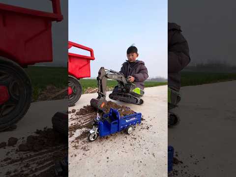 Cậu bé nhỏ vậy mà đã lái được xe múc rồi❤️💕 #cute