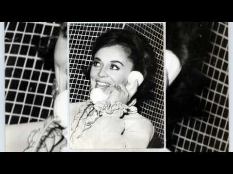 Nexhmije Pagarusha - Kur Më Del Në Derë