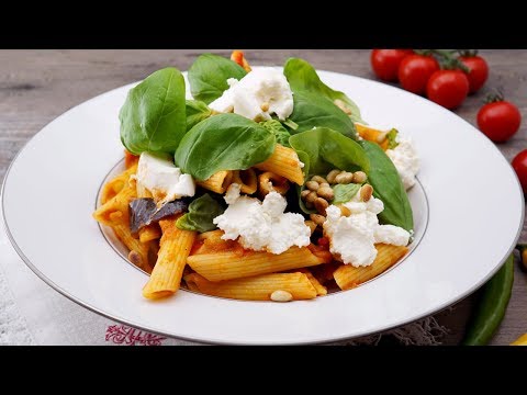 Pasta mit Paradeisern, Melanzane und Ricotta