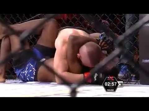 XFC na RedeTV!: Em luta difícil Alex Kaspary 'guilhotina' Cesar Balanto