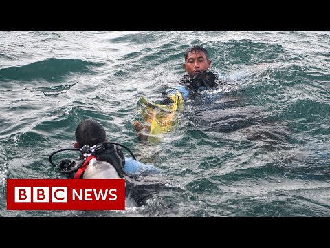 斯里維加亞空難：潛水員搜索殘骸，黑匣子重現 - BBC News (Sriwijaya Air crash: divers search wreckage as black box hunt resumes - BBC News)