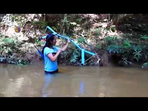Erstaunliche Mädchen Verwendet Pvc Rohr Verbindung Bowfishing Zu Schießen Fisch  Kühler Angeln An S