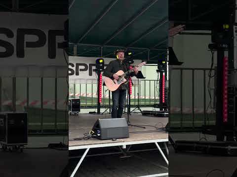 "Bieszczadnik" w wykonaniu Piotra Rogali podczas koncertu w Baligrodzie