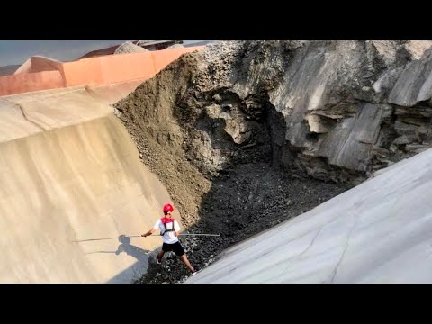 Barge unloading 4000 tons of phosphate ore - Today's weather is exceptionally hot - Flow is relaxing