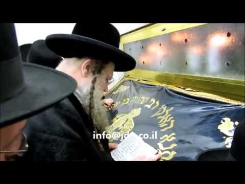 Modzitz Rebbe Visiting Kivrei tzadikim Erev Rosh Chodesh Iyar 5773
