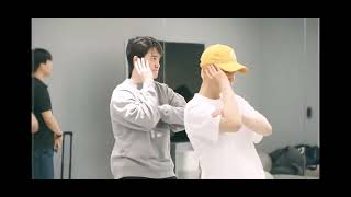 Download lagu EXO Hear Me Out dance choreography? mp3 Download lagu EXO Hear Me Out dance choreography? mp3