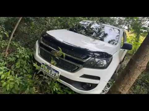Hallan camioneta robada oculta en una zona boscosa